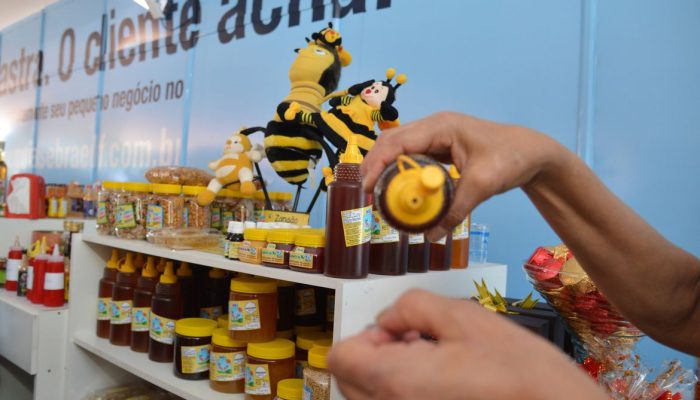 Brasília - Sebrae promove a campanha: Compre do Pequeno Negócio, durante o Mercado do Produtor Rural (José Cruz/Agência Brasil)