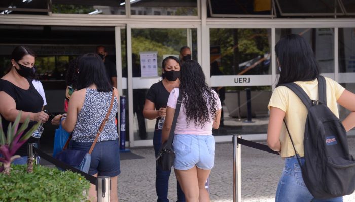 Estudantes chegam para o segundo dia do Exame Nacional do Ensino Médio (Enem) 2020, na Universidade Estadual do Rio de Janeiro(UERJ).