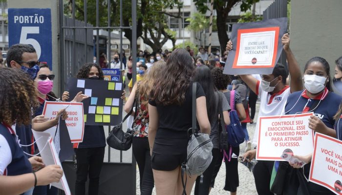 Estudantes chegam para o primeiro dia de prova do Enem 2021.