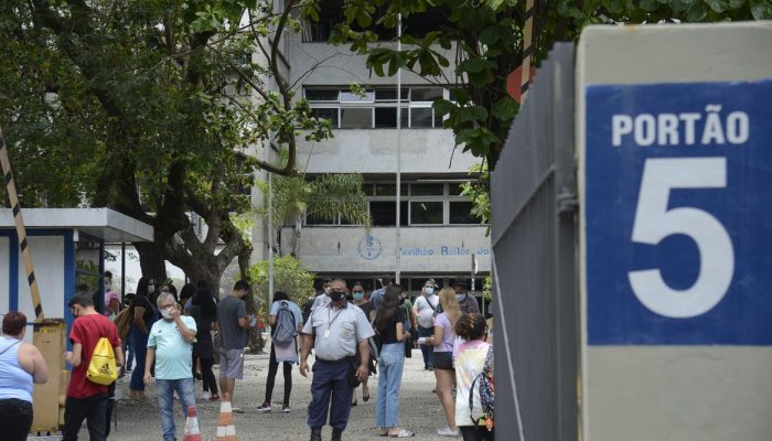 Estudantes chegam para o primeiro dia de prova do Enem 2021.