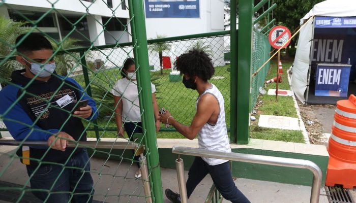 Participantes do Exame Nacional do Ensino Médio (Enem) 2021 fazem, neste domingo (28), segundo dia de avaliação, provas de matemática e de ciência da natureza.