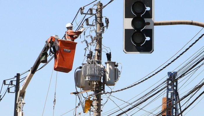 São Paulo - Funcionários da Enel fazem manutenção em poste de energia elétrica no bairro de Pinheiros.