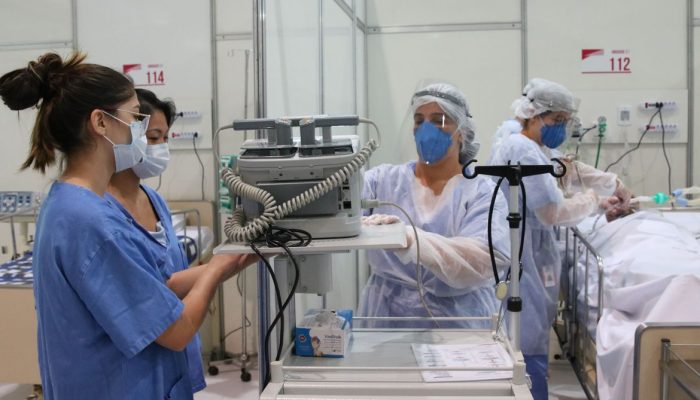 Médicos fazem treinamento no hospital de campanha para tratamento de covid-19 do Complexo Esportivo do Ibirapuera.