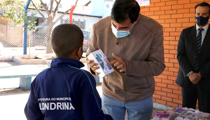 entrega-de-celulares-alunos-VH-1
