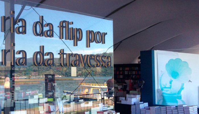 A decisão da Flip de manter sua 18ª edição e a vinculação com a cidade de Paraty pelas vias virtuais traz-nos a notícia de perseverança e a expectativa de inovação e arrebatamento, próprias do evento.A Livraria da Travessa prossegue como apoiadora e parceira da festa, desta vez transpondo a mobilização anual de seus colaboradores e de milhares de títulos e produtos para o ambiente de seu site e estantes de suas lojas no Rio, São Paulo, Lisboa e, brevemente, Niterói.
