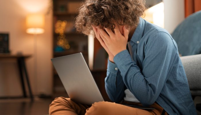 full-shot-suffering-teenager-being-cyberbullied