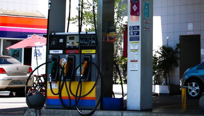 São Paulo - Posto de gasolina em Pinheiros.