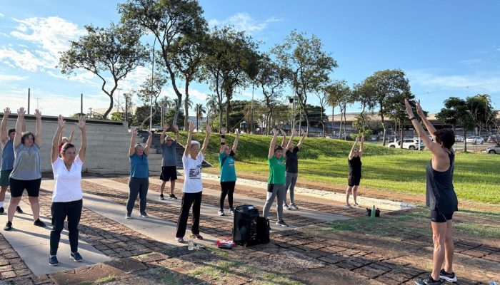 grupo Tai Chi e ginástica na Praça