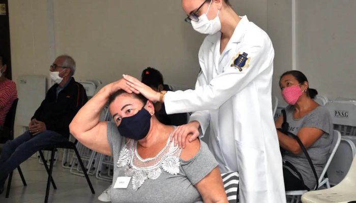 Projeto da UEL oferece reabilitação e melhora a vida de pessoas com Parkinson -  Rotina de exercícios melhorou a qualidade de vida de Sirlei Barbosa, que descobriu a doença há seis anos (Agência UEL)