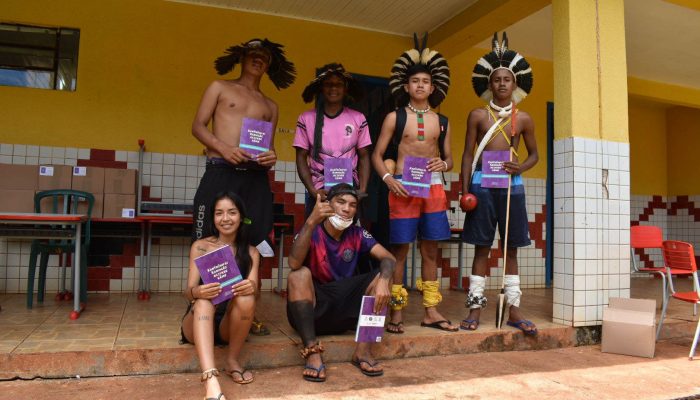 Índios Kaingang do Apucaraninha lançam livro com apoio da Copel - Comunidade comemora com vistantes o lançamento da publicação