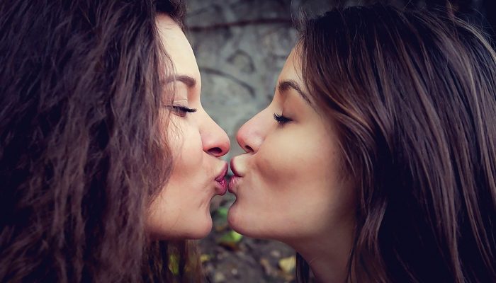 kiss-4810608_1920