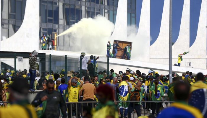 Manifestantes invadem Congresso, STF e Palácio do Planalto.