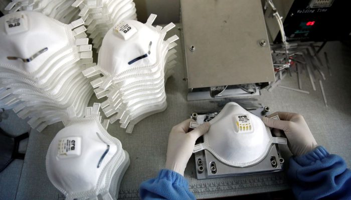 Os trabalhadores produzem máscaras faciais à medida que a demanda por sua produção aumenta rapidamente e se esforça para atender aos pedidos, nas instalações de um fabricante turco em Istambul, Turquia, em 30 de janeiro de 2020.
