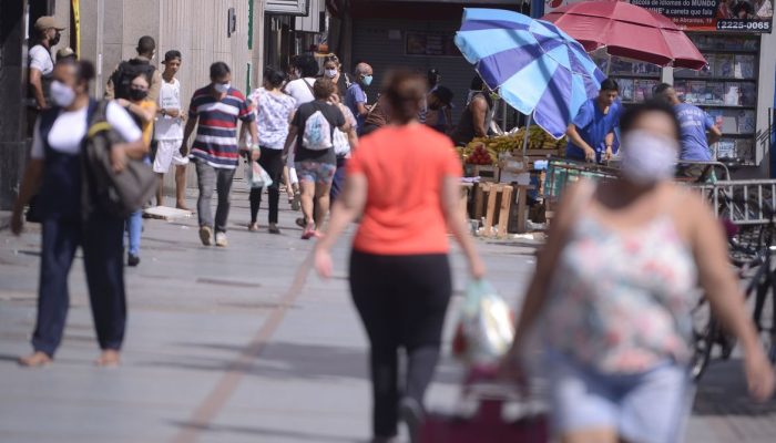 População usa máscaras nas ruas do Rio de Janeiro, desde ontem (23) a prefeitura tornou o uso obrigatório através de decreto.