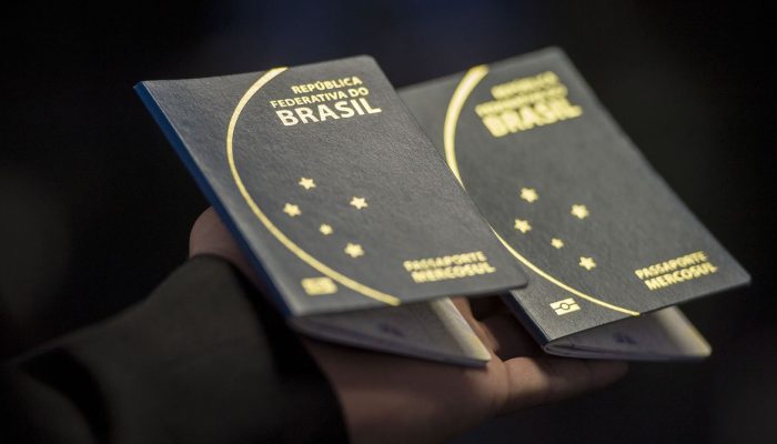 Novo passaporte comum eletrônico brasileiro. O documento passou a ser emitido desde a última segunda -feira (6) pela Polícia Federal e Casa da Moeda, e terá prazo de validade de 10 anos (Marcelo Camargo/Agência Brasil)