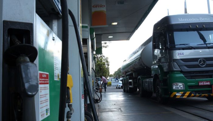 Caminhão-tanque abastece posto de combustivel no Plano Piloto, região central da capital