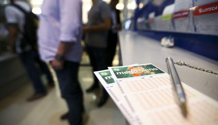 Apostadores fazem fila em casa lotérica. A Caixa Econômica Federal sorteia hoje (08) as seis dezenas do concurso 2.149 da Mega-Sena acumulada, que deve pagar um prêmio de R$ 170 milhões.