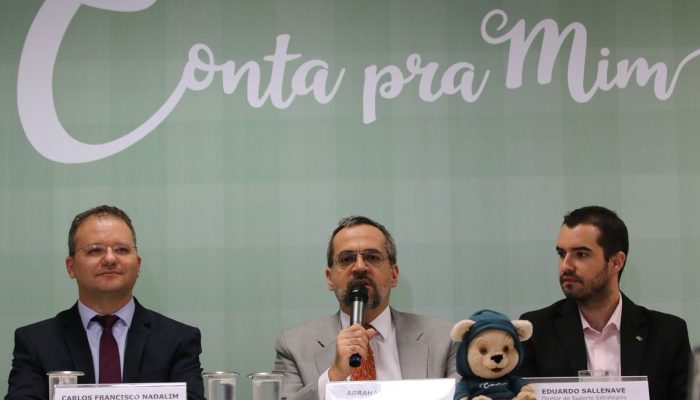 O  secretário de Alfabetização, Carlos Nadalim, o ministro da educação, Abraham Weintraub, e o diretor de suporte estratégico à Alfabetização do MEC, Eduardo Sallenave, lançam o programa Conta pra Mim
