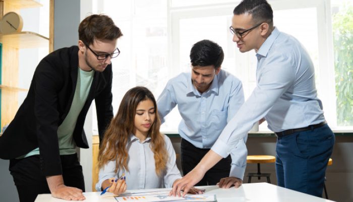 mentor-explicando-estagiarios-de-dados-de-marketing_1262-16199