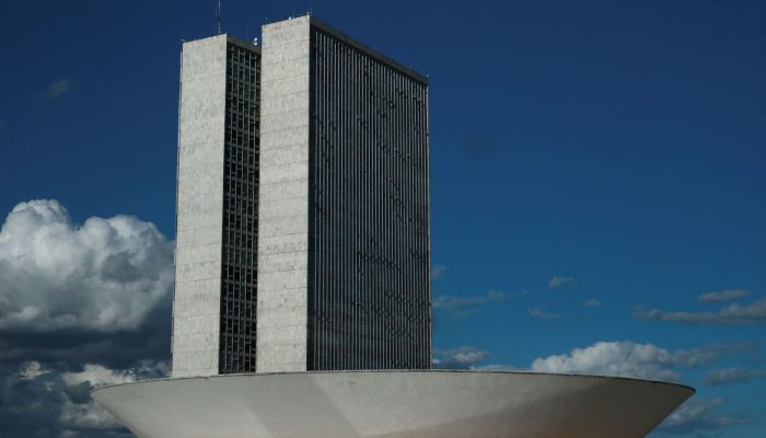 A cúpula menor, voltada para baixo, abriga o Plenário do Senado Federal. A cúpula maior, voltada para cima, abriga o Plenário da Câmara dos Deputados.