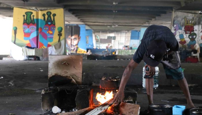 São Paulo - Pessoas em situação de rua dormem embaixo do viaduto Jaceguai, região central da capital.