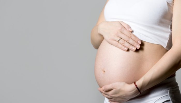 mulher-gravida-que-toca-em-sua-barriga_1163-1011