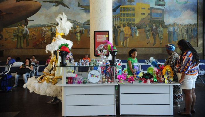 Quiosque Butique de Carnaval vende produtos oficiais das escolas de samba,produzidos por artesãos da Associação de Mulheres Empreendedoras do Brasil, no saguão do Aeroporto Santos Dumont (Fernando Frazão/Agência Brasil)