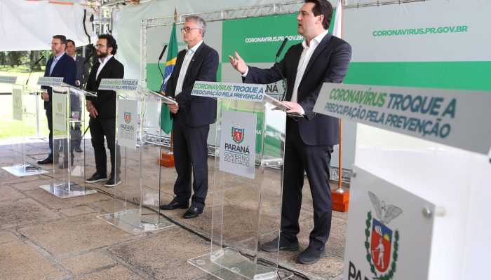 O Governador Carlos Massa Ratinho Junior em pronunciamento nesta sexta-feira (27/03),  para anunciar medidas econômicas que o Governo do Estado adota para estimular a atividade produtiva e reduzir os impactos causados pela pandemia do novo coronavírus na economia.  Curitiba, 27/03/2020 - Foto: Geraldo Bubniak/AEN