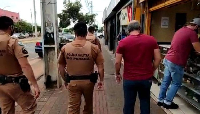 A conceituada avenida Saul Elkind, na zona norte de Londrina, é o principal eixo comercial da cidade mais distante da região central, e além de ser exemplo de estrutura para atender as necessidades dos moradores também se tornou o berço de uma modalidade de policiamento para melhorar a segurança pública do local. O projeto Bolo de Fubá trouxe os policiais militares para mais perto dos comerciantes, facilitou a comunicação e consolidou um modelo de Polícia Comunitária, aprovado pelos comerciantes locais.  - Curitiba, 01/07/2021   -  Foto: PMPR/SESP-PR