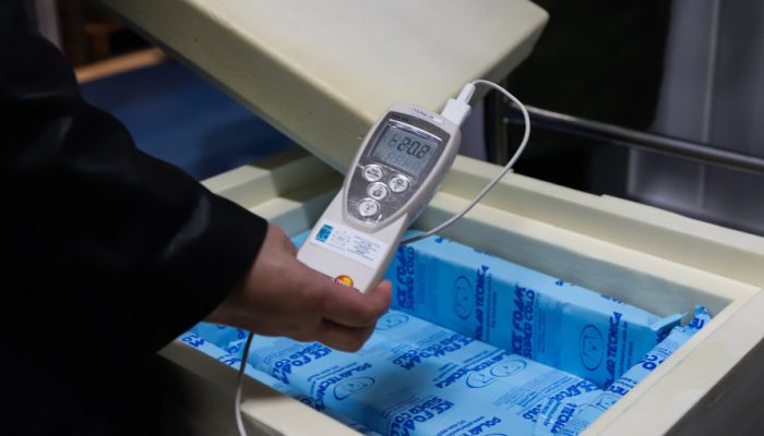 Segundo lote com  67.860 doses da vacina Pfizer/Comirnaty/BioNtech  chega  no Centro de Medicamentos do Paraná (Cemepar), em Curitiba, na noite desta segunda-feira (10).  Foto: Geraldo Bubniak/AEN