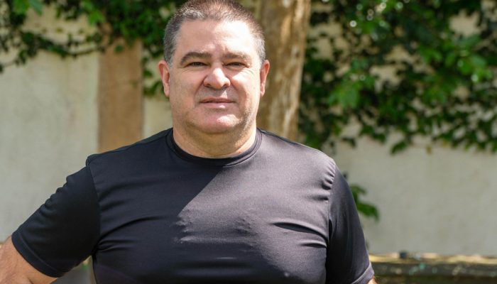 Ao ver um espaço abandonado no terreno do Colégio Papa João Paulo I, no bairro Boa Vista, em Curitiba, Aguinaldo Afonso Carneiro logo teve a ideia de criar um projeto para os estudantes — e com a ajuda deles. Foi assim que o diretor criou uma sala verde multiusos, onde os alunos podem plantar, interagir com o meio ambiente e ter aulas ao ar livre. O projeto chegou a receber um prêmio, em 2000, concedido pela Nova Escola. - Curitiba, 14/10/2021 - Foto: Renato Prospero/SEED