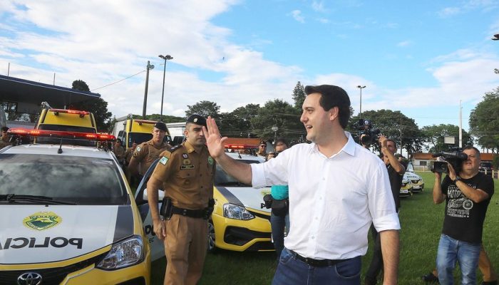 O governador Carlos Massa Ratinho Jr entregou nesta sexta(22) novas viaturas, aparelhos etolométricos e coletes balísticos às unidades da Polícia Militar que pertencem ao 2 Comando Regional - Londrina e região. Londrina,22/02/2019 Foto:Jaelson Lucas / ANPr