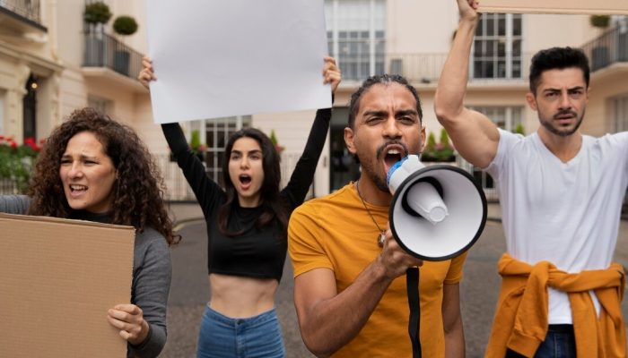 pessoas-protestando-com-cartazes-de-perto_23-2149100776 (1)