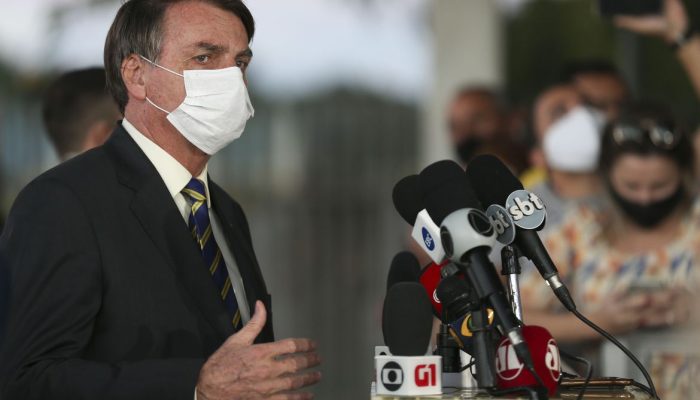 O presidente Jair Bolsonaro fala à imprensa  no Palácio da Alvorada
