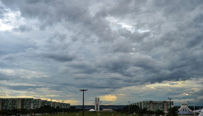 Brasília com Sol e  muitas nuvens, pancadas de chuva à tarde e à noite