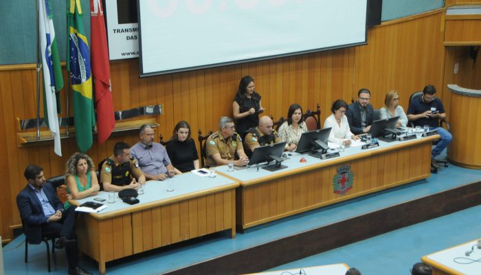 A Câmara Municipal de Londrina reuniu, na noite desta terça-feira (11/04/2023), representantes do Poder Público, de professores e trabalhadores da educação, instituições de ensino e forças de segurança para debater formas de aumentar a proteção nas escolas da cidade. Na foto Fernando Amarantino Ribeiro, delegado chefe da Polícia Civil em Londtina, Jacqueline Marçal Micali, secretária municipal de Assistência Social de Londrina, Tenente-coronel Jeferson Luís de Souza, comandante do 2º Comando Regional da Polícia Militar do Paraná, Tenente-coronel Nelson Villa Junior, comandante do 5° Batalhão de Polícia Militar do Paraná, Tenente Renan Rodrigues do Prado, comandante da 4ª Companhia do Batalhão de Patrulha Escolar Comunitária do Paraná, Pedro Ramos, secretário municipal de Defesa Social de Londrina, Maria Tereza Paschoal de Moraes, secretária municipal de Educação de Londrina, com os vereadores Flavia Cabral, Lenir de Assis, Mara Boca Aberta e Matheus Thun.