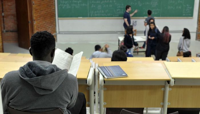 UnB foi a primeira universidade federal a adotar sistema de cotas raciaisUnB reserva vagas para negros desde o vestibular de 2004Percentual de negros com diploma cresceu quase quatro vezes desde 2000, segundo IBGE