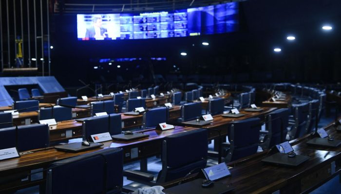Higienização plenário do Senado Federal com álcool.Hábitos de higiene são os maiores aliados na guerra contra o coronavírus. Para evitar a proliferação do vírus, o Ministério da Saúde recomenda medidas básicas de higiene, como lavar bem as mãos (dedos, unhas, punho, palma e dorso) com água e sabão, e, de preferência, utilizar toalhas de papel para secá-las.   Foto: Jane de Araújo/Agência Senado