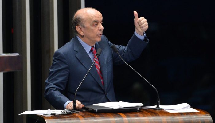 Senador José Serra fala no Plenário do Senado durante sessão temática sobre o projeto de sua autoria que libera a Petrobras da função de operadora única do pré-sal (PLS 131/2015) (Fabio Rodrigues Pozzebom/Agência Brasil)