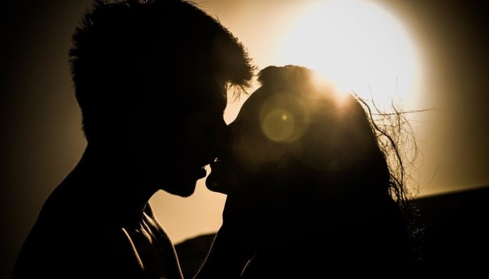 silhouette-of-kissing-couple