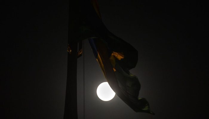 Brasília - O Clube de Astronomia promove um encontro de telescópios na Praça dos Três Poderes, para observar a Superlua e eclipse total lunar (Marcello Casal Jr/Agência Brasil)