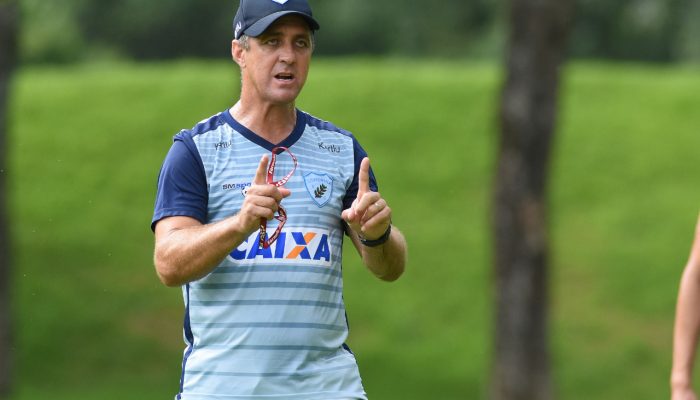 O técnico Alemão pode fazer três modificações na equipe para enfrentar o Paraná Clube na próxima terça-feira.
