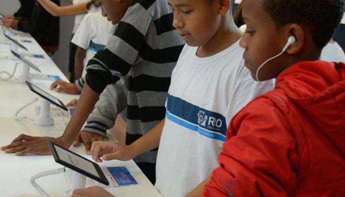 Estudantes participam do Ler - Salão Carioca do Livro, na Biblioteca Parque, no centro do Rio.