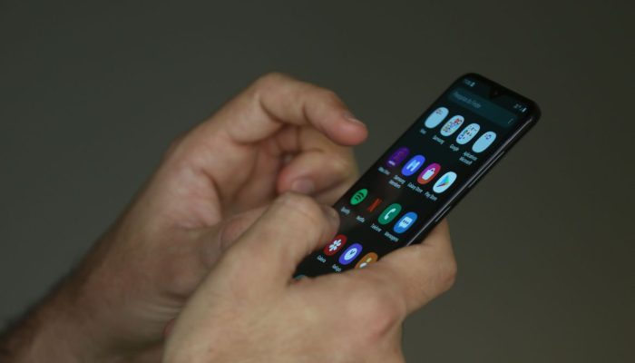 uso_de_smartphone_e_celular-taniarego-ag.bras