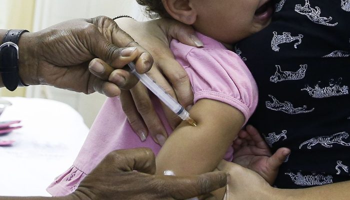 Crianças com idade entre 1 ano e menores de 5 são vacinadas no posto de saúde Heitor Beltrão, na Tijuca, zona norte do Rio, para receber a dose contra a pólio e contra o sarampo.