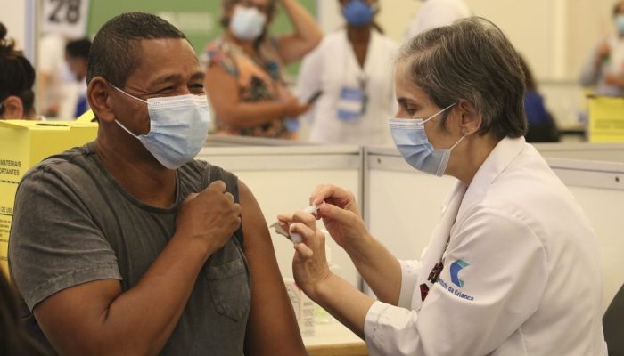 São Paulo - Vacinação contra covid-19 aos profissionais da saúde do Hospital das Clínicas, no Centro de Convenções Rebouças.