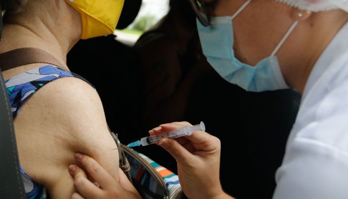 Vacinação drive thru na Universidade Estadual do Rio de Janeiro (UERJ), zona norte do Rio. A cidade do Rio de Janeiro retoma hoje (25) sua campanha de aplicação da primeira dose da vacina contra a covid-19 em idosos da população em geral. Hoje serão vacinados os idosos com 82 anos.