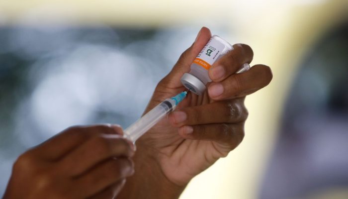 Vacinação drive thru na Universidade Estadual do Rio de Janeiro (UERJ), zona norte do Rio. A cidade do Rio de Janeiro retoma hoje (25) sua campanha de aplicação da primeira dose da vacina contra a covid-19 em idosos da população em geral. Hoje serão vacinados os idosos com 82 anos.