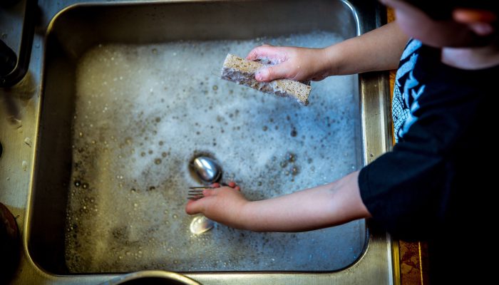 washing-dishes-1112077_1920