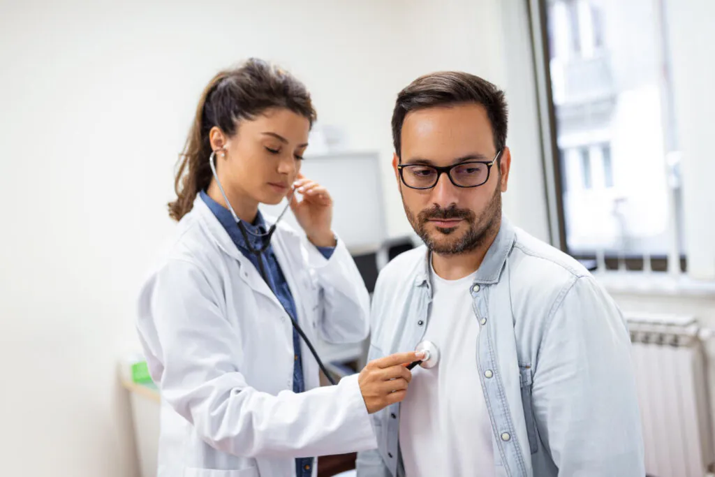Planos de saúde não podem trocar a prescrição médica pela calculadora de custos. As negativas de tratamentos ferem direitos do consumidor 